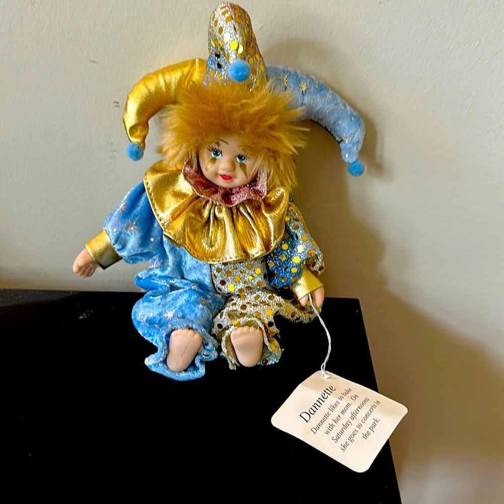 CLASSIC TREASURE DANNETTE SAND CLOWN MIB